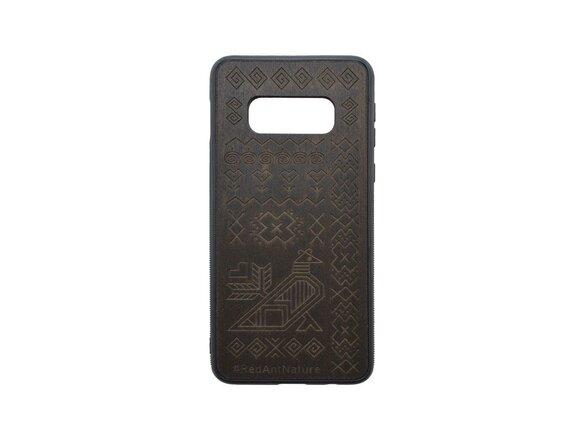 obrazok z galerie Puzdro Totem Samsung Galaxy S10e tmavohnedé, drevený povrch