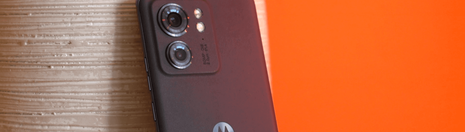 Motorola Edge 40: Funkčne vyvážený kúsok z kože, skla a hliníku pre milovníkov módy